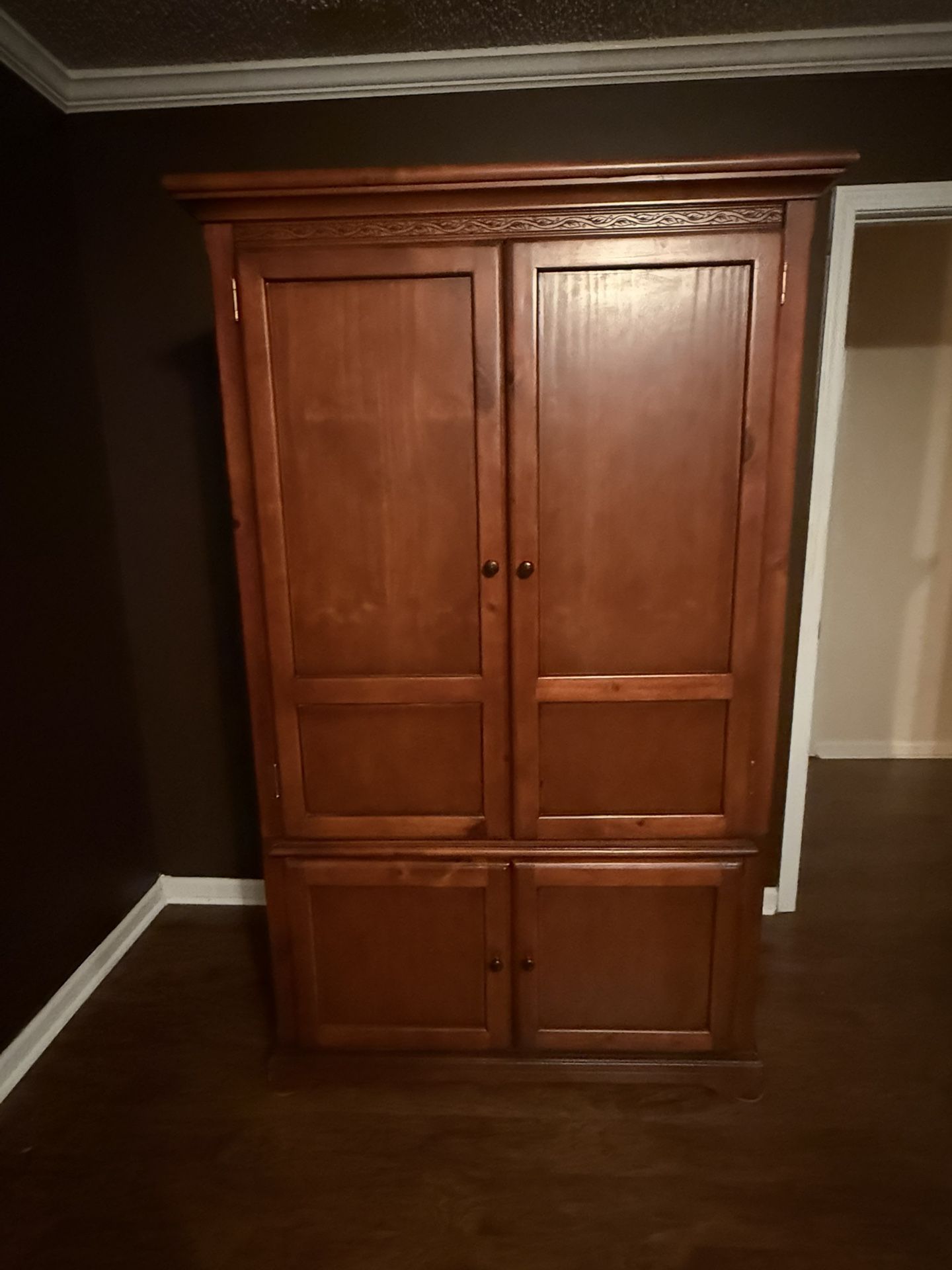 Heavy Wood Armoire - Wed/Sat/Sun Pickup Days Riverdale, Ga