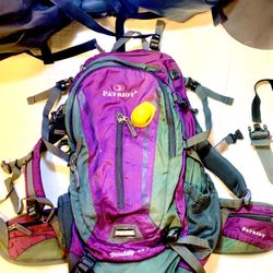 HIKING/CLIMBING ADVENTURE BACKPACK 🎒 (great SHAPE & CONDITION:10/10)(built-in RAIN ☔️ covers)