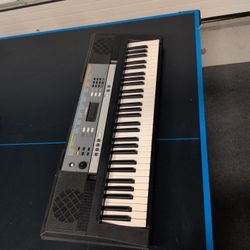 Yamaha YPT-240 Keyboard