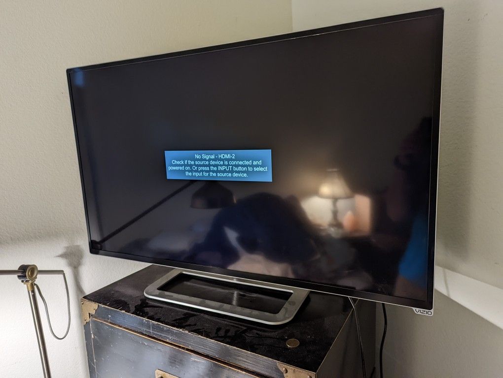 HD LCD Vizio 39" Tesla Flat Monitor TV (Near New condition)