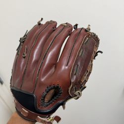 Louisville Slugger Glove
