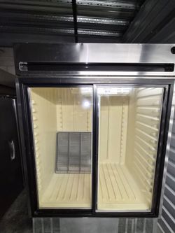 ● Delfield 2-Door Merchandiser Refrigerator