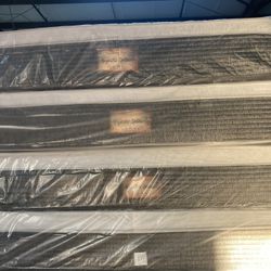 ✨😃✨LUXURY PILLOW TOP MATTRESS ALL SIZES STARTING AT$170 BEST PRICE IN TOWN WHOLESALE PRICE✨✨  