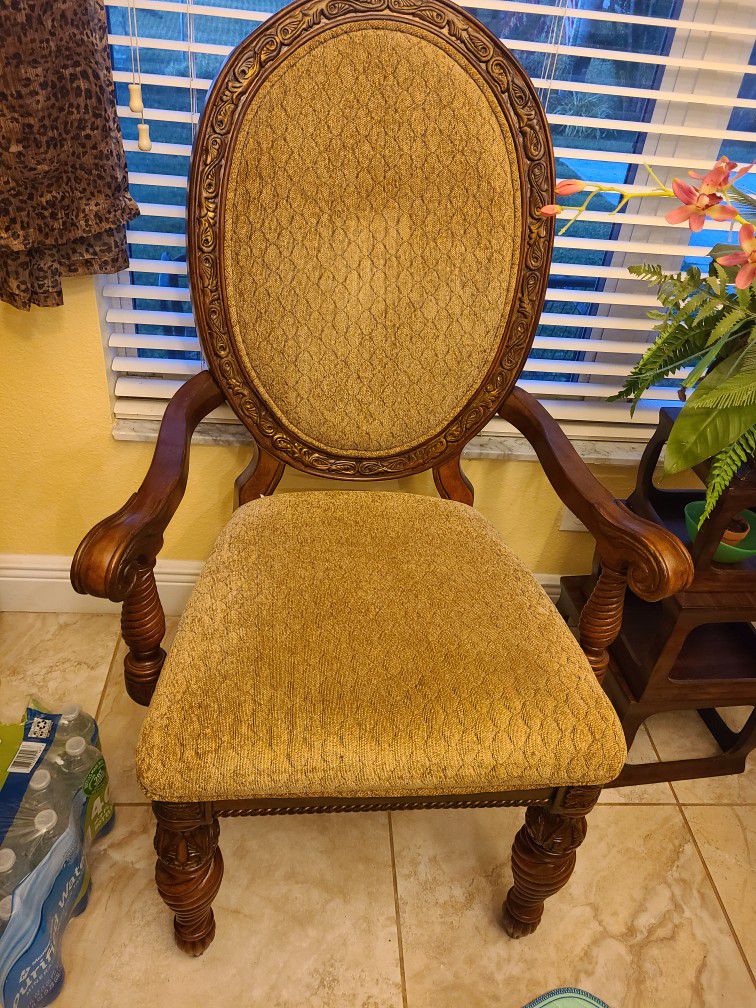 Two Beautiful Chair Antique. 