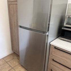 MOVING OUT SALE - Midea Fridge  18 cu ft