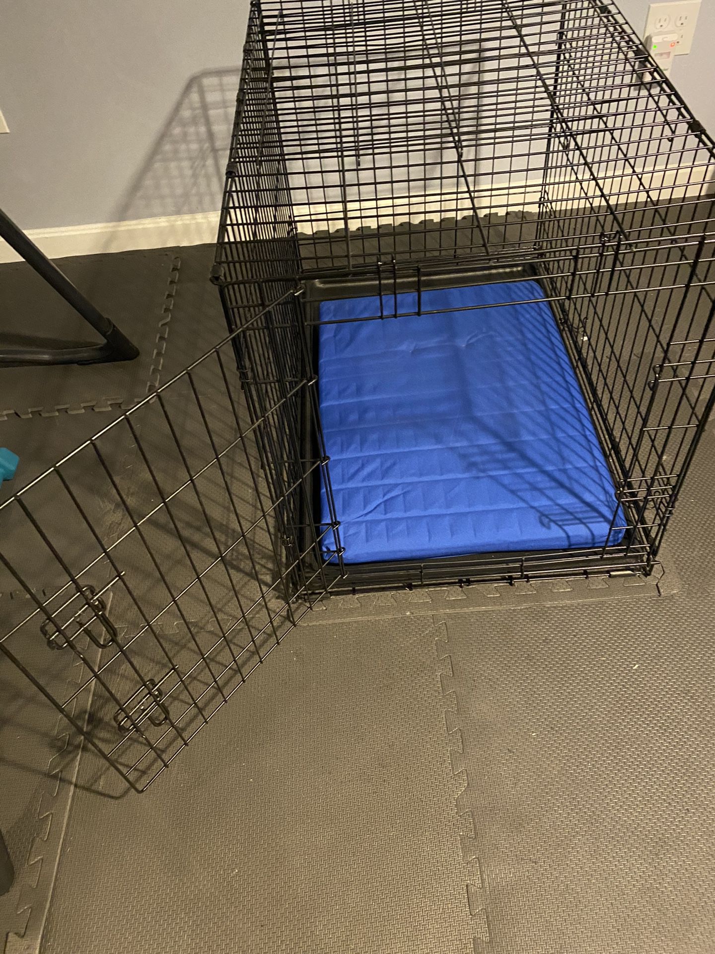 Large Dog Crate With Tray & Pad Like New