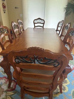 Dining table with 8 chairs, leaf included