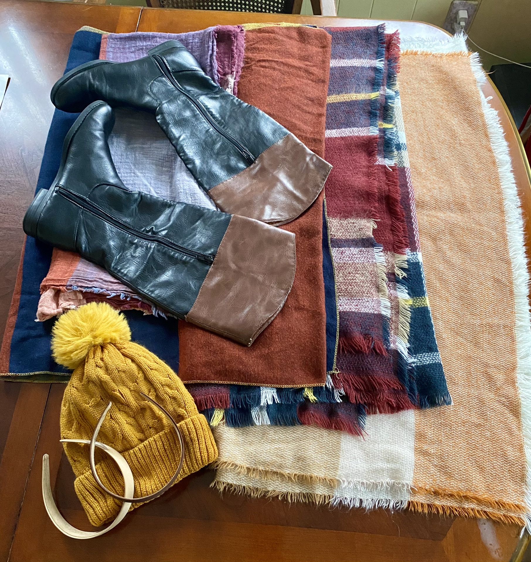 Women’s Boots, Scarves & Accessories