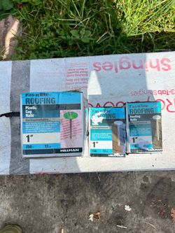 Roofing Shingles w/nails and underlay