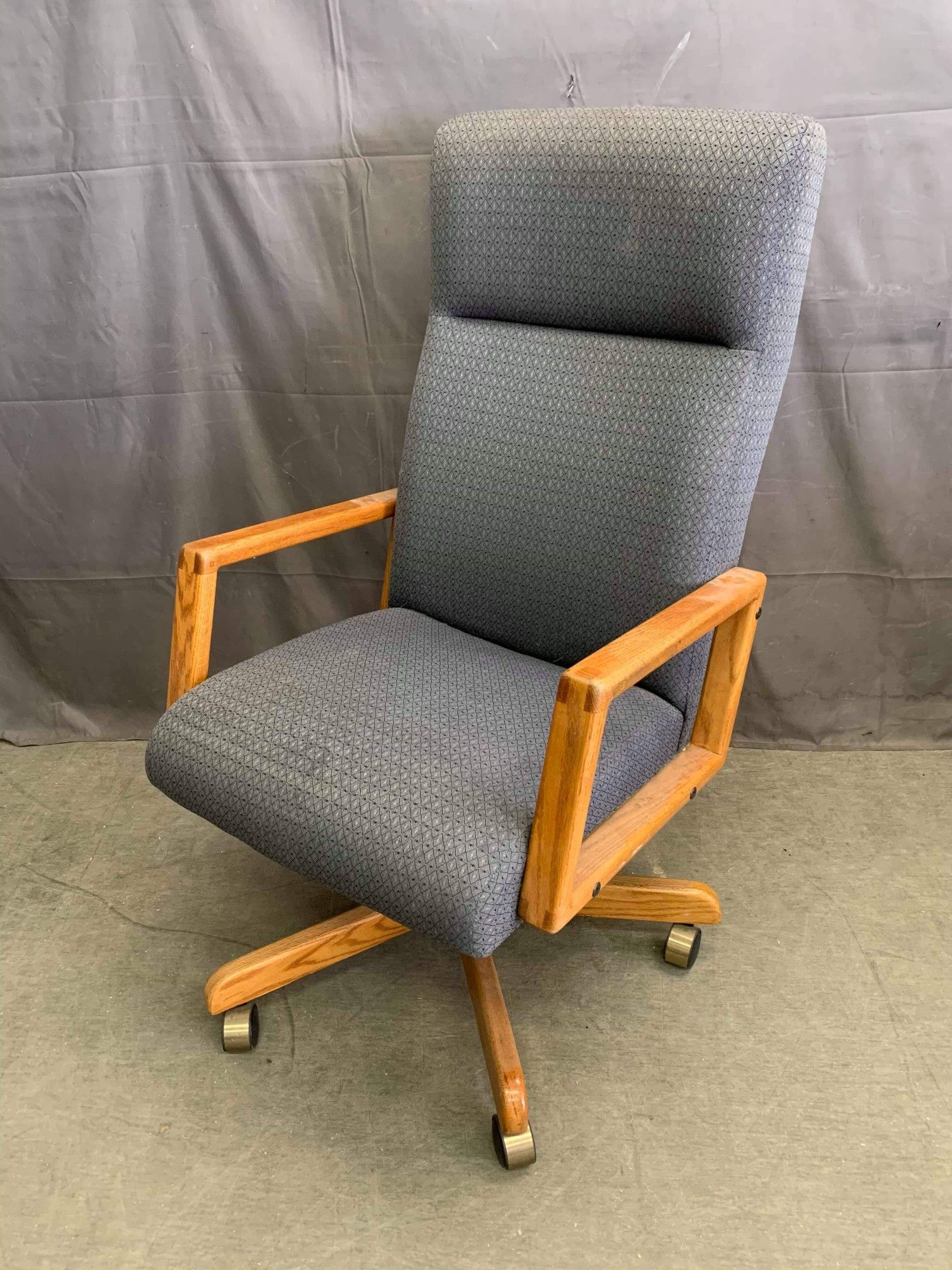 Rolling office chair tall back
