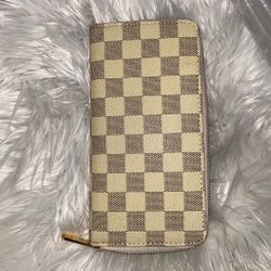 White And Gray Checked Zipper Wallet 