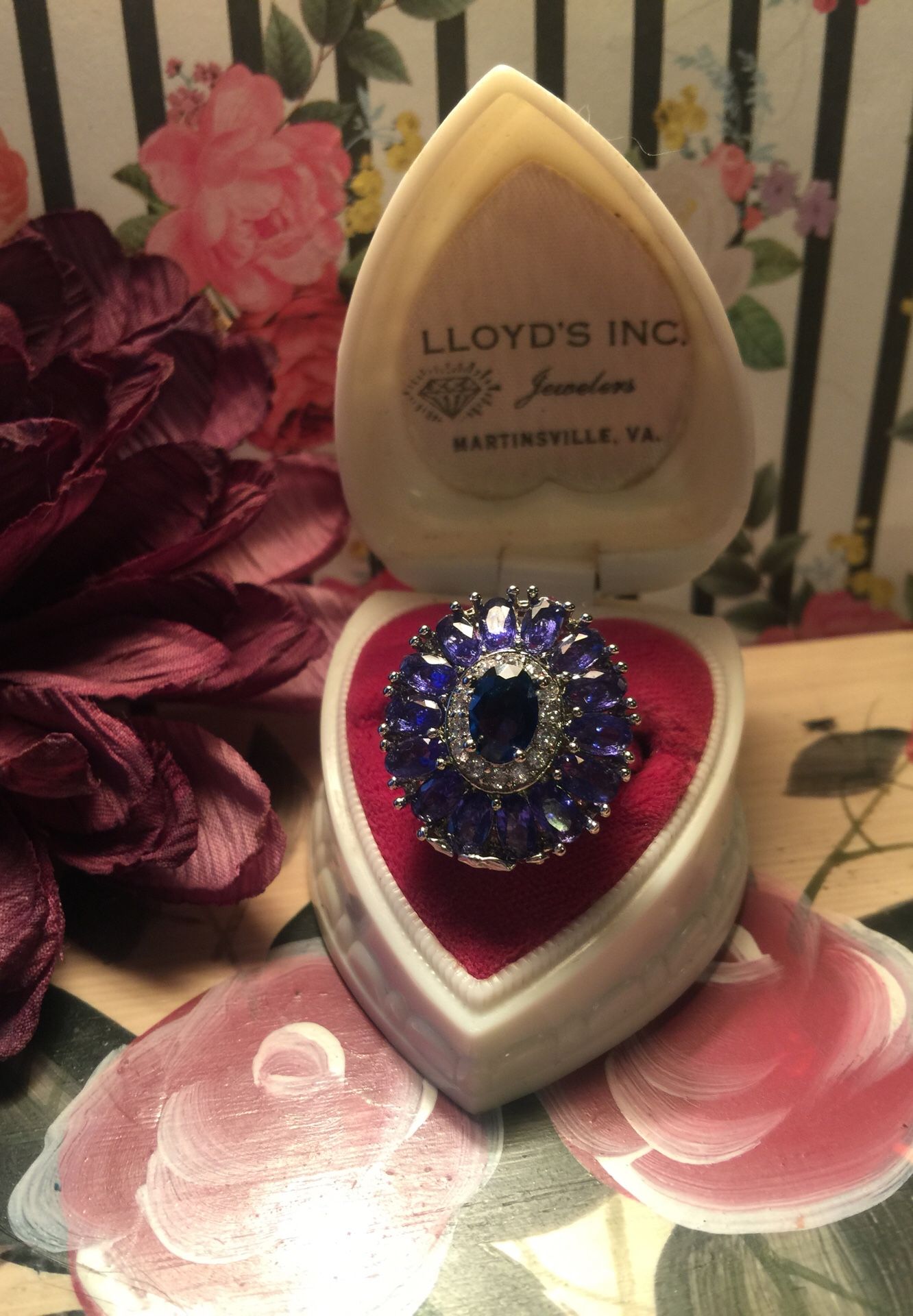 Pretty amethyst & middle sapphire gemstones on silver plated band size 7’