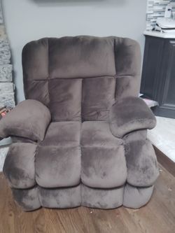 (2) Electric Plush Recliners, Price Listed Is For Each One, NOT BOTH 