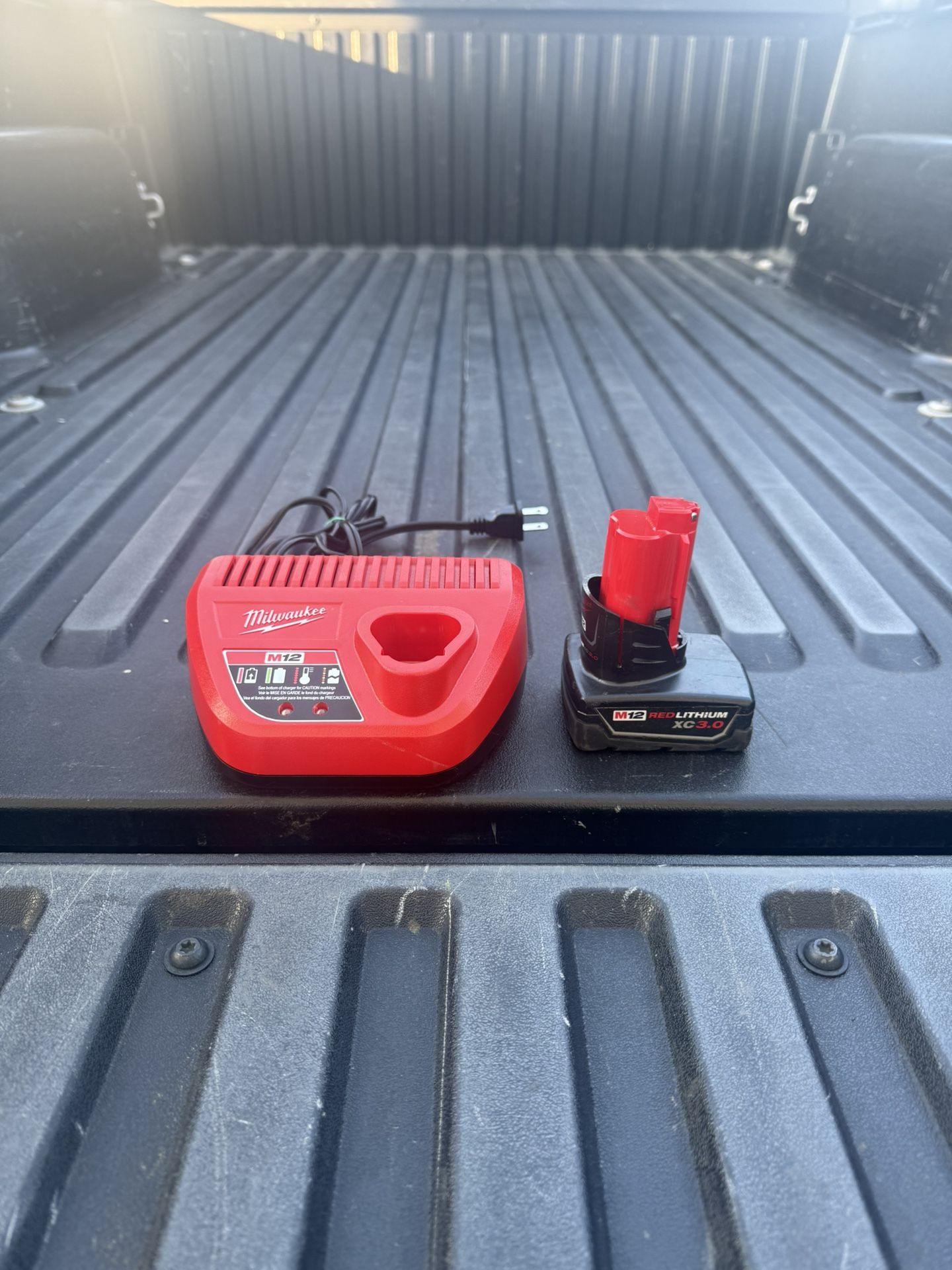 Milwaukee M12 12V Lithium-Ion 3.0 Ah Battery w/Charger