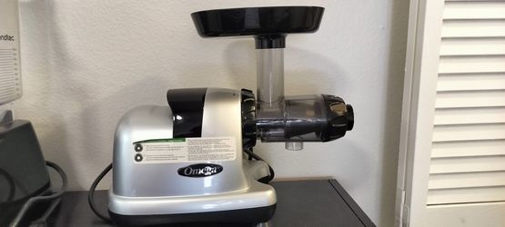 Omega MM900HDS Cold Press Juicer (Celery Juicer) - Silver