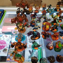 44 Skilanders Figure