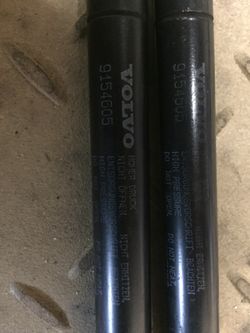 Volvo hood jacks