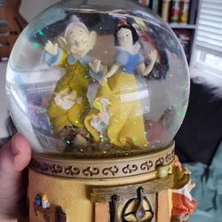 Snow White Snow globe 