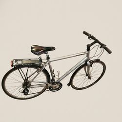 Specialized Sirrus hybrid fitness road bike bicycle 2010? Silver  20 inch good functional shape.

Great high quality specialized bike.