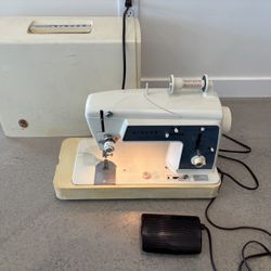 Singer Touch & Sew Special Zig-Zag Model 638 With Case. 