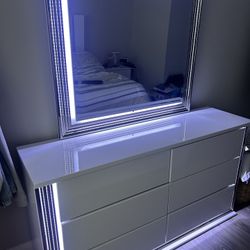 Elegant Light-Up Dresser with Mirror – Perfect for Your Glam Space!”