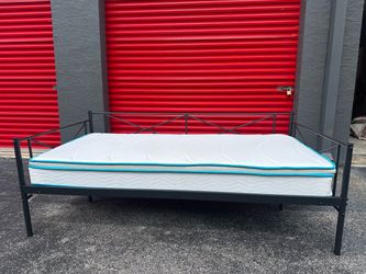 DAYBED TWIN SIZE / JUST BED NO MATTRESS
