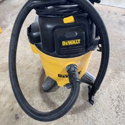 DEWALT 12-Gallons 5.5-HP Corded Wet/Dry Shop Vacuum 