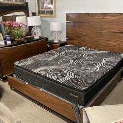 Loving Bedroom Set✨🤎 Easy Financing Available ✨✅