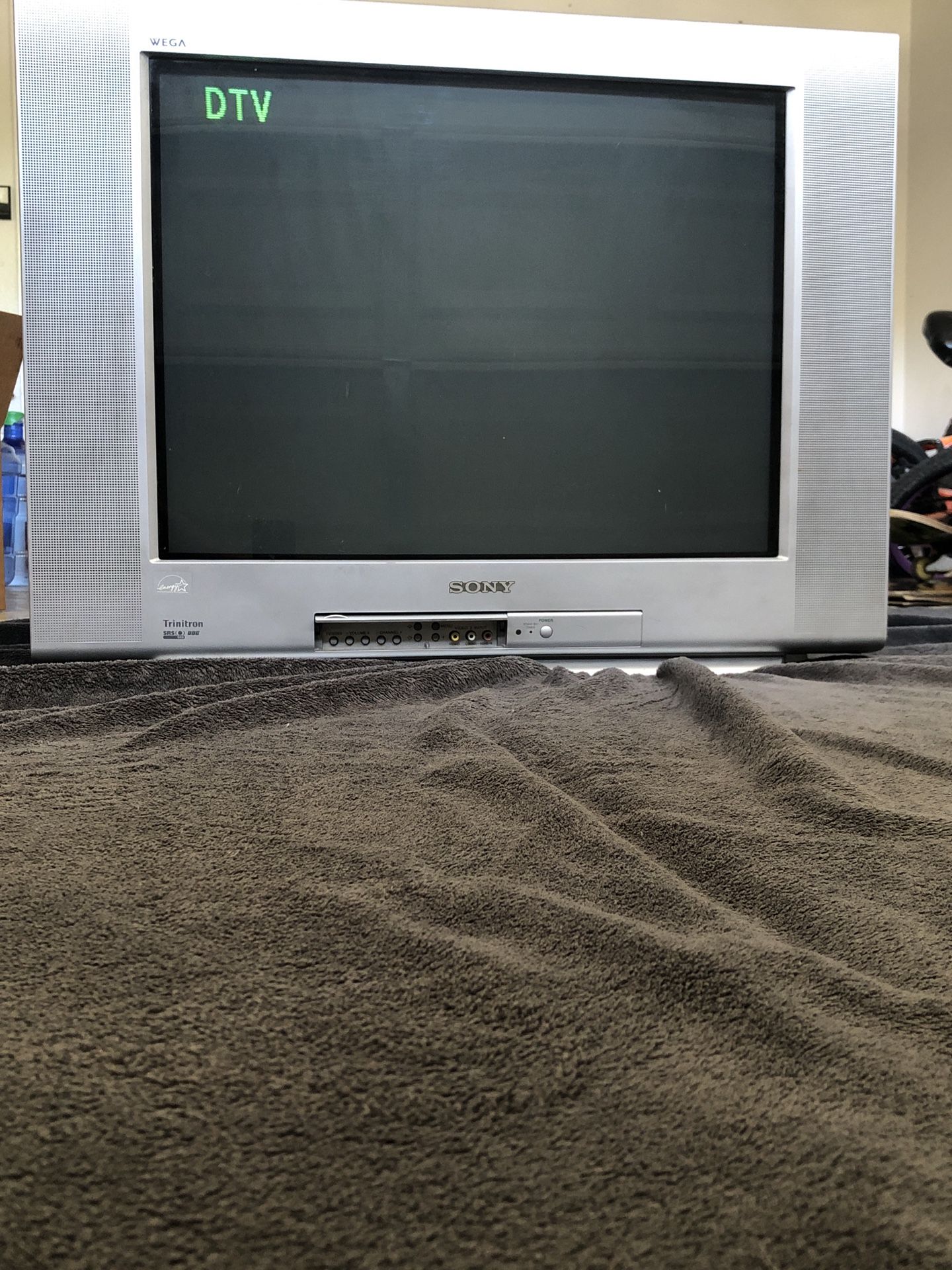 Sony Trinitron 27" CRT TV KV-27FS120 Retro Gaming Television 480i Flat Screen