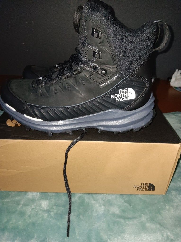 Brand New Women's 7.5 North Face Woman's Snow Boots $60obo