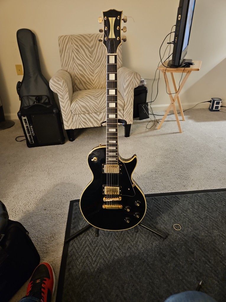 LES PAUL GIBSON OR GIBSON (Unsure of which)