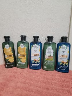Tres shampoo y dos acondicionadores por $20