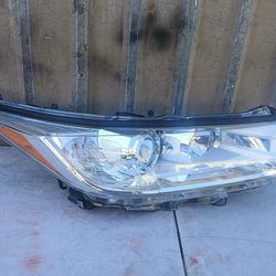 2017-2019 Toyota Highlander Headlight Passenger Right Side OEM
