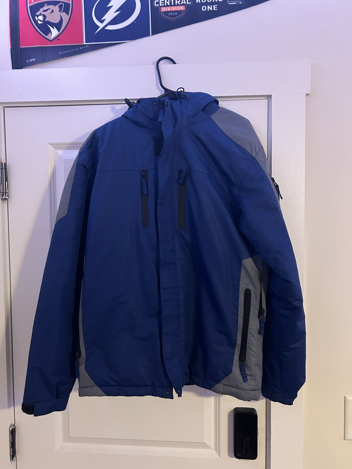 Excellent Condition Iceburg Brand Men’s Size Medium Warm Winter Ski/Snowboard Jacket