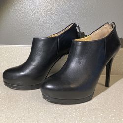 Sexy, Flirty, Sophisticated Black Platform Heel, Size 7.5