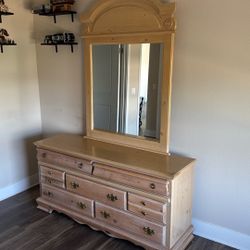Solid Wood Dresser. 7 Drawers All In Good working Order. Mirror Detaches Easy