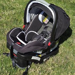 Beautiful Graco Snugride Snuglock 35 Infant Car Seat w/ Safety Surround & Graco Base - White & Black