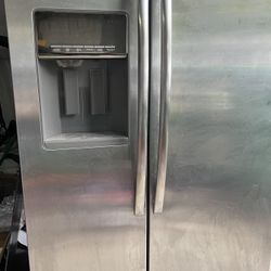 Whirlpool Fridge/Freezer with Built-in Ice and Water Dispenser