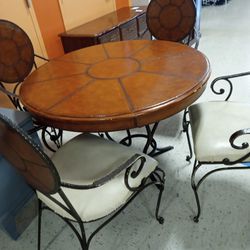 Four 🪑 Round Table Good Condition. Metal Frame For Chairs