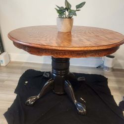 Dinning Table. Round With Leaf