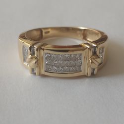 14kt Gold Diamond Ring. 30 Diamond Count.