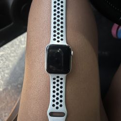 Nike Apple Watch 44MM SE