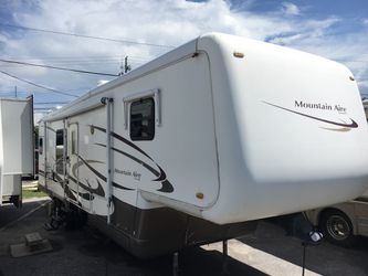 Mountain aire By Newmar Fifth wheel travel trailer
