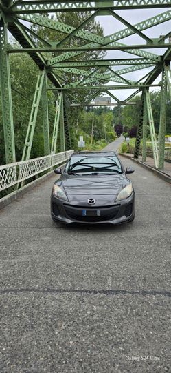 Mazda 3hatchback, grey.