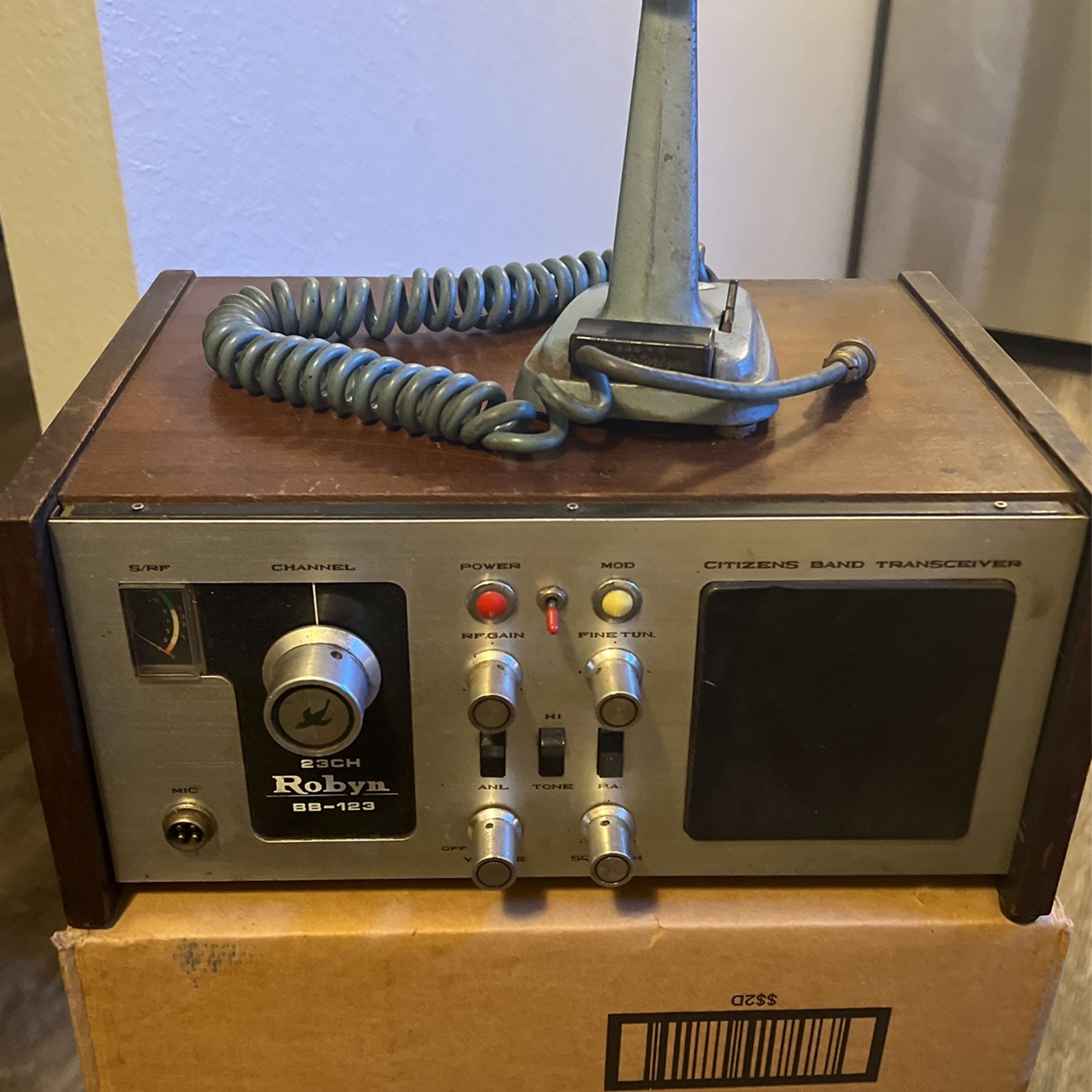 Robyn 23 Ch Model # BB-123, Homebase, Cb Radio With Standup Mike (vintage)