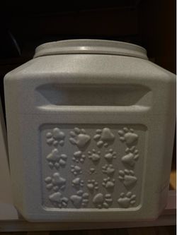 Pet food container