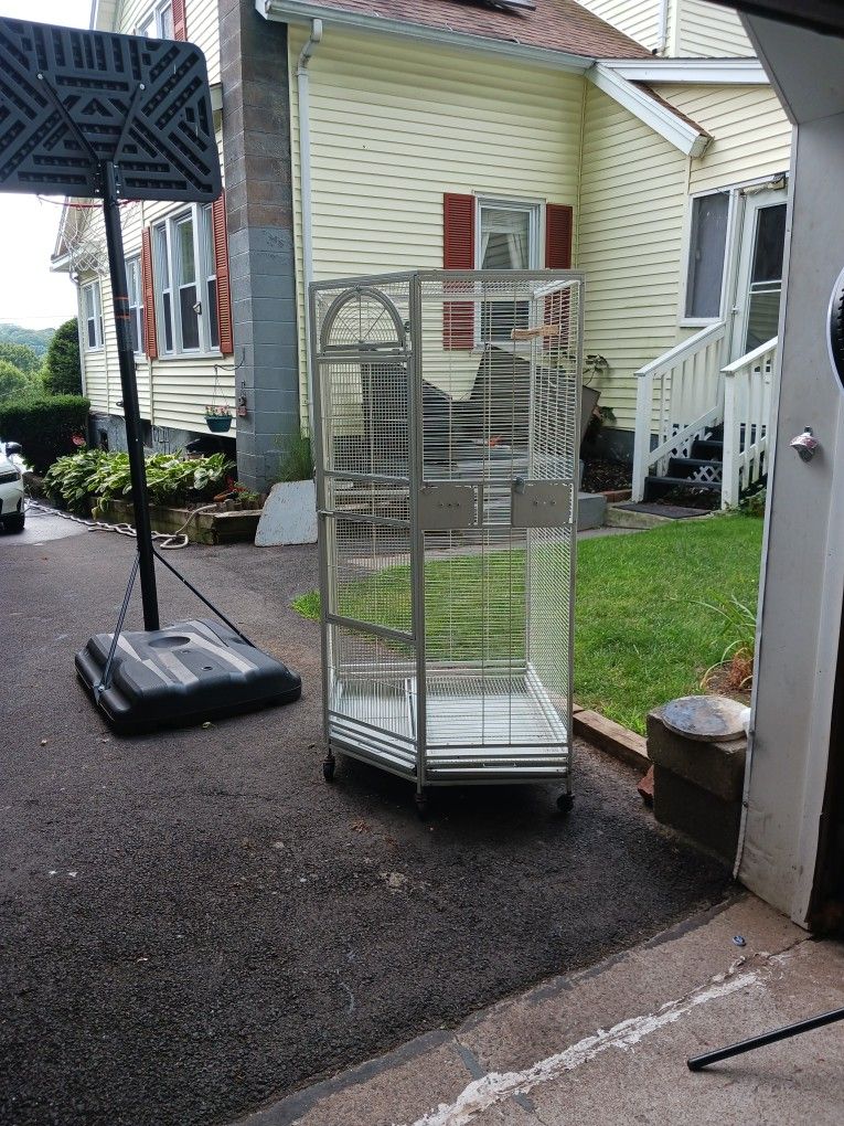 Bird Cage In Very Good Condition
