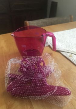 Measuring cup and clamps for chips