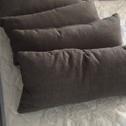 SET OF PILLOWS 4 PICK UP TODAY