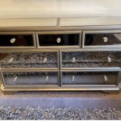 Z Gallerie - Simplicity Mirrored 7 Drawer Chest